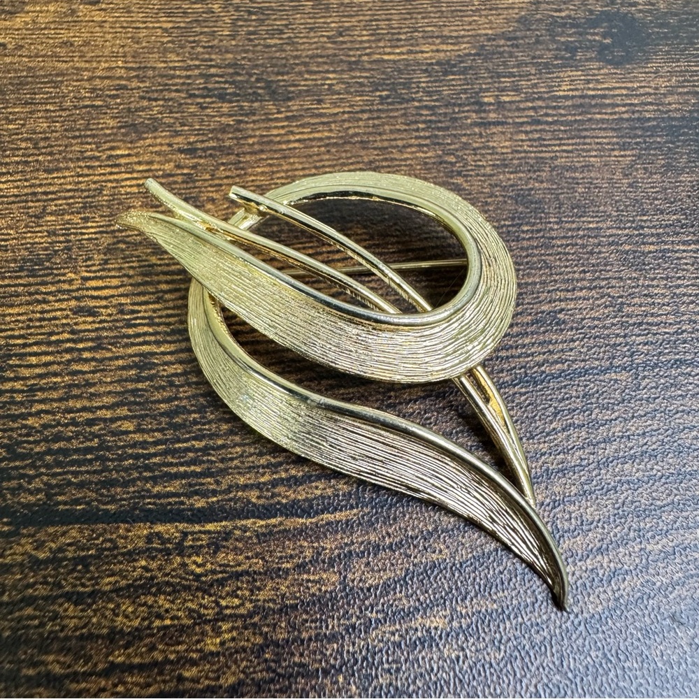 Avon de Belleville (Marcel Boucher) Brooch Gold Plated Abstract Swirl Vintage